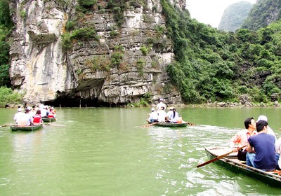 Visitors at Tam Coc tourist area in Ninh Binh Province (Photo:SGGP) Visitors at Tam Coc tourist area in Ninh Binh Province (Photo:SGGP)